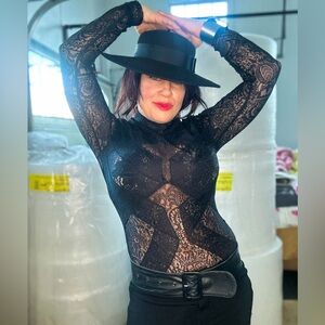 BCBGMAXAZARIA MOCK NECK LONG SLEEVE BLACK NYLON LACE BODYSUIT MEDIUM